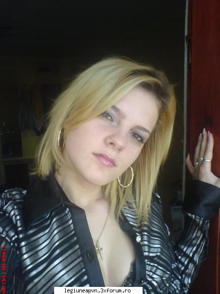 doua blonde sar de zor pe creanga unui copac. un cetatean trece pe acolo si le zice:
- nu mai